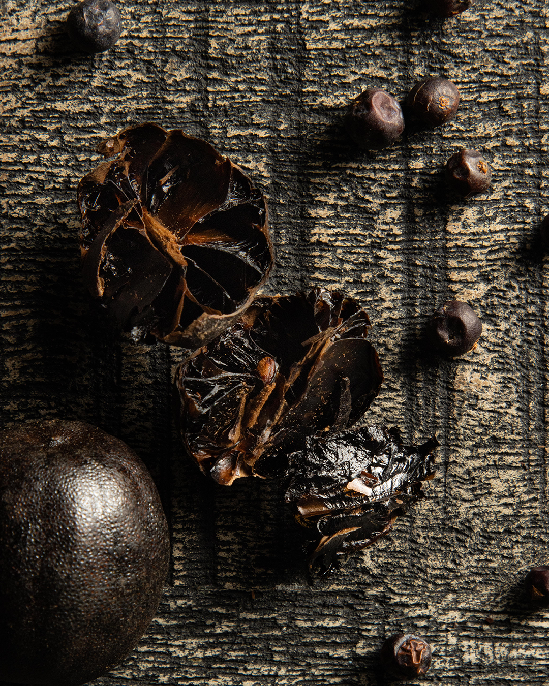 Intrigue Chocolate: Juniper Berry, Black Lime Bar