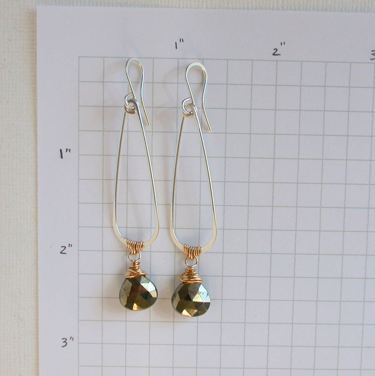 Pair of earrings with teardrop-shaped pyrite with mixed metals