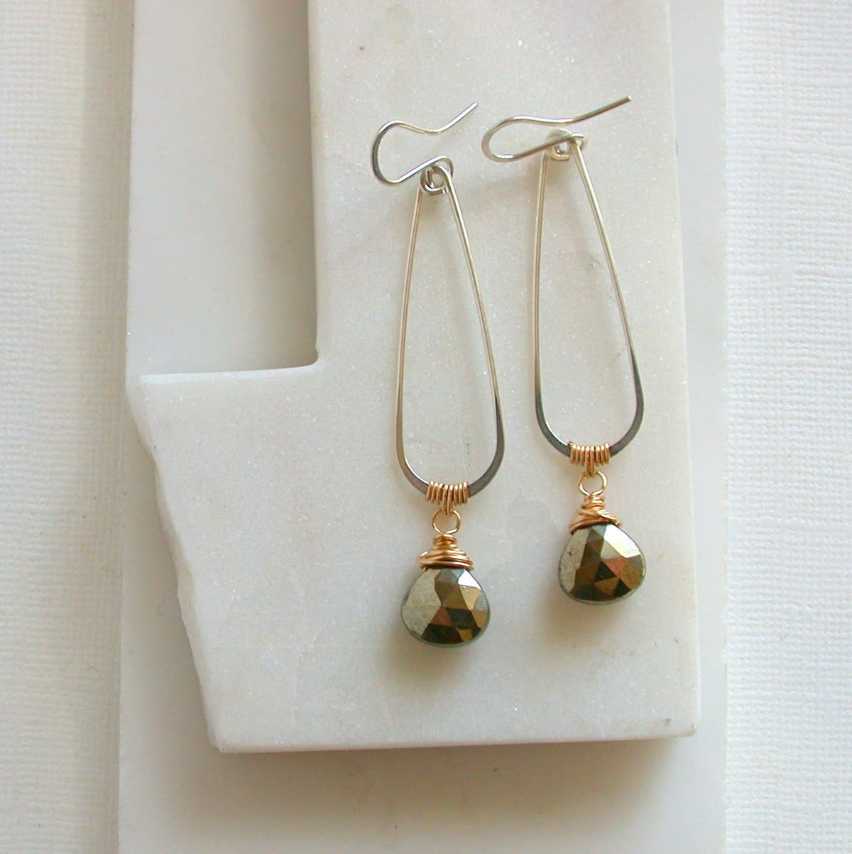 Pair of earrings with teardrop-shaped pyrite with mixed metals