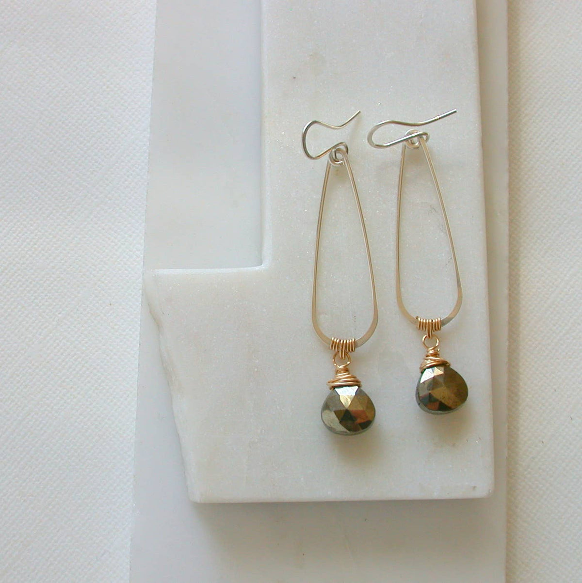 Pair of earrings with teardrop-shaped pyrite with mixed metals